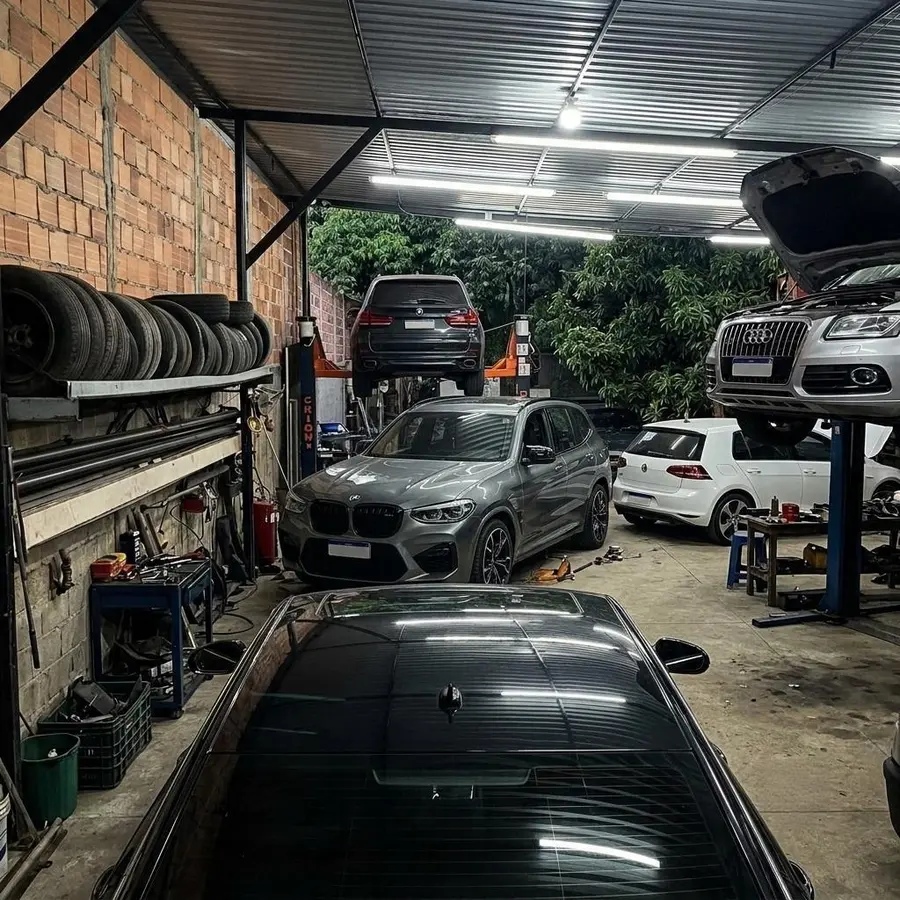 Ambiente da oficina TUCCI Centro Automotivo com elevadores e veículos