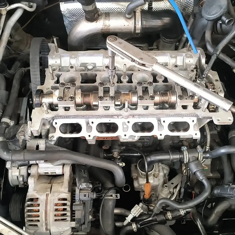 Detalhe de motor em manutenção na TUCCI Centro Automotivo